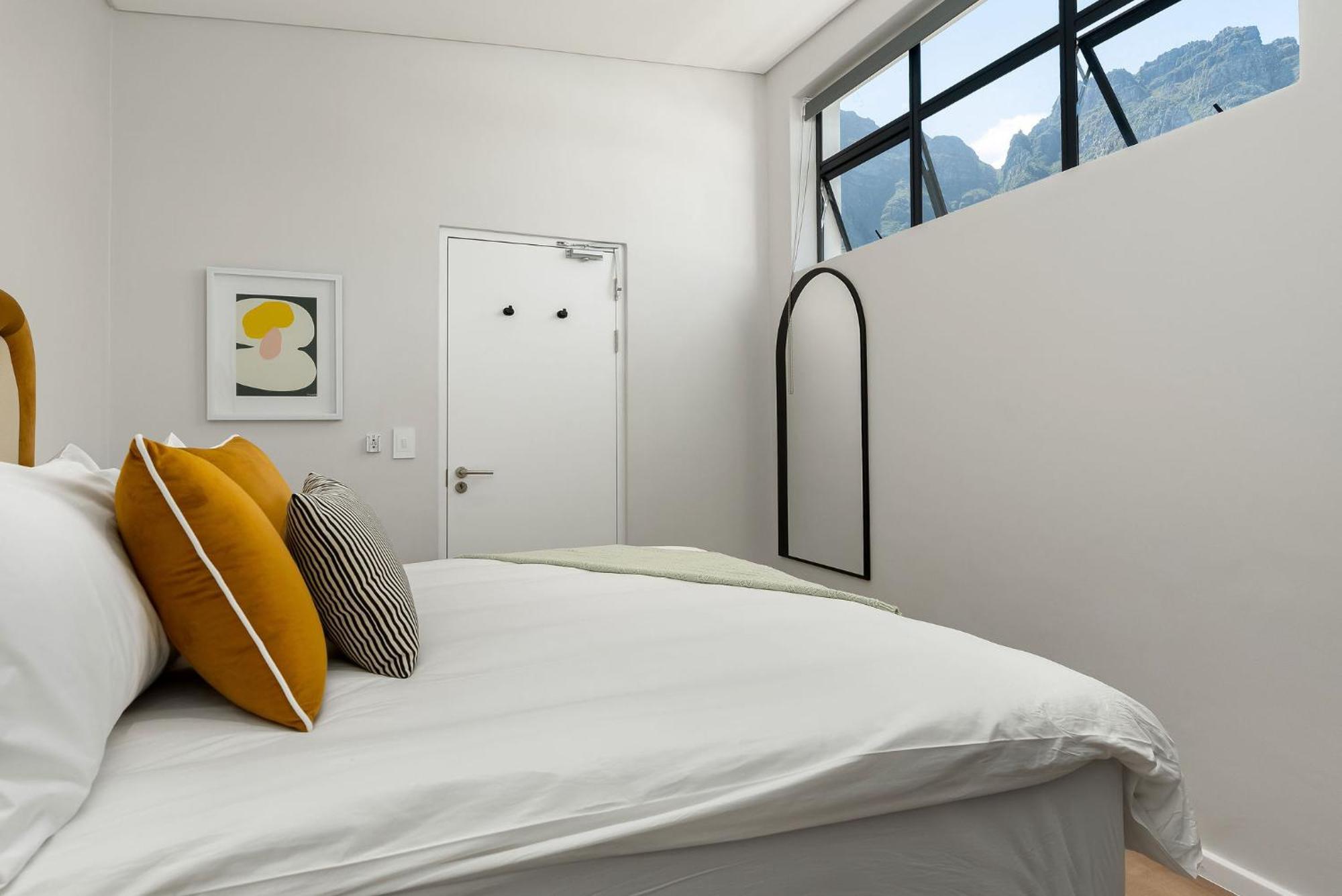 Neighbourgood 1St Crescent Camps Bay Hotel Cape Town Bilik gambar